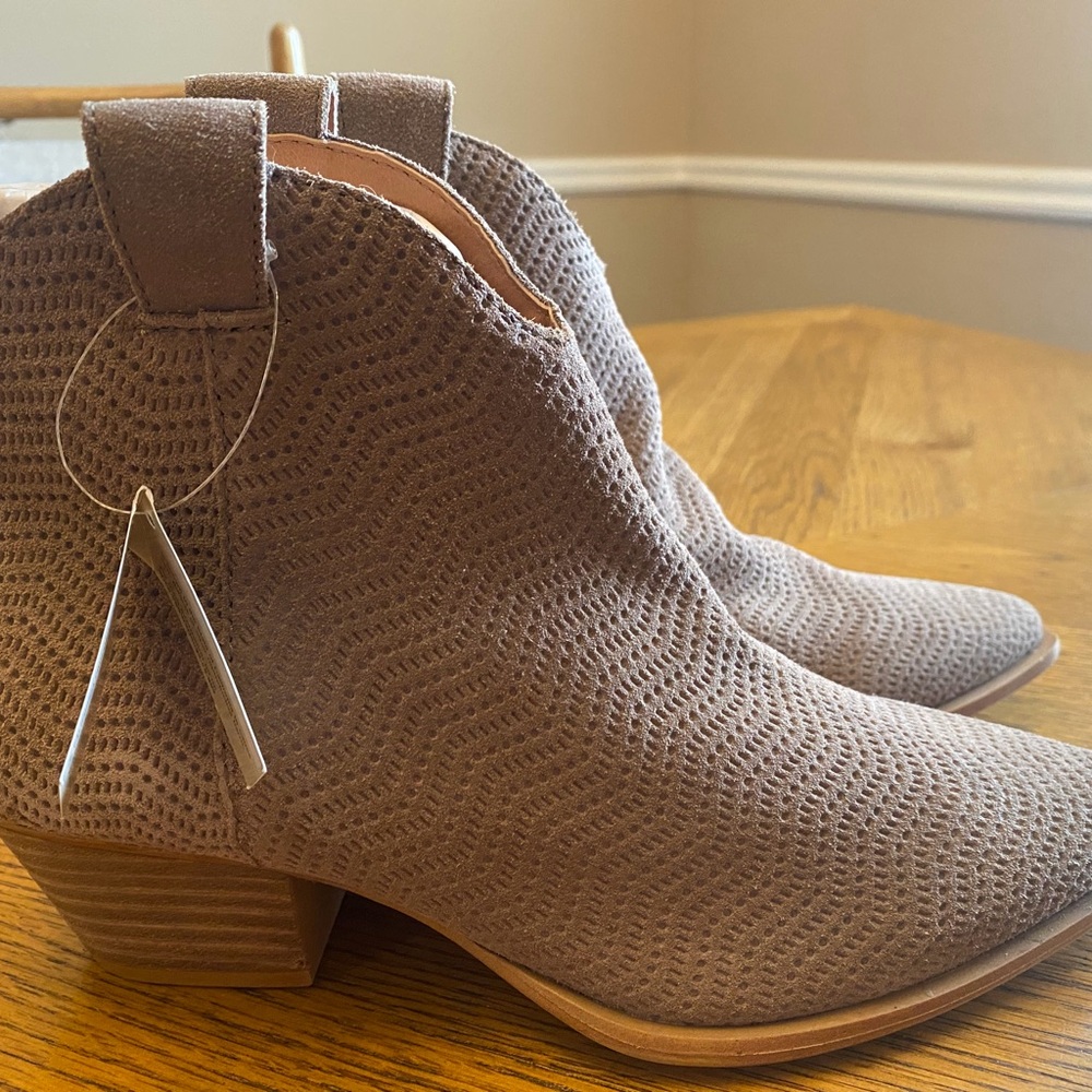Dingo Textured Tan Ankle Booties